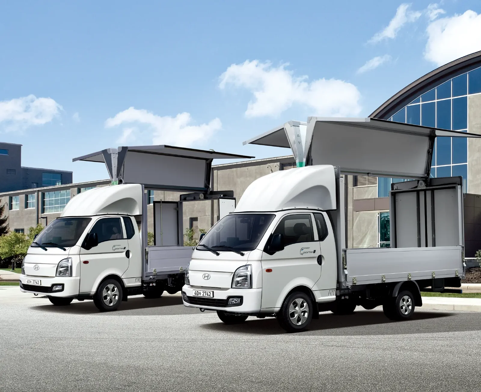 Xe tải Hyundai trên đường lúc hoàng hôn